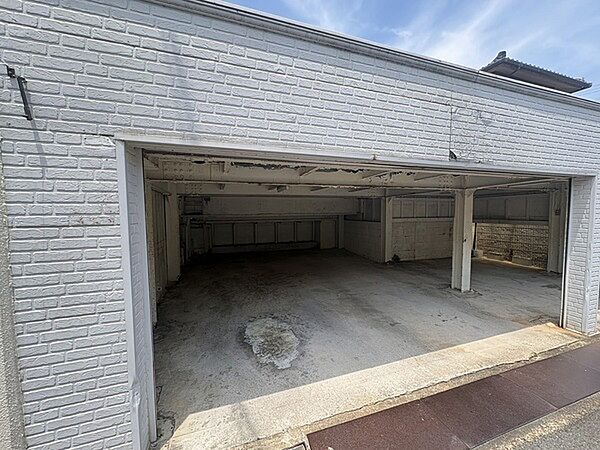 車庫には便利な電動シャッターが採用されています。シャッターの開け閉めをスムーズに行えます。【駐車場】