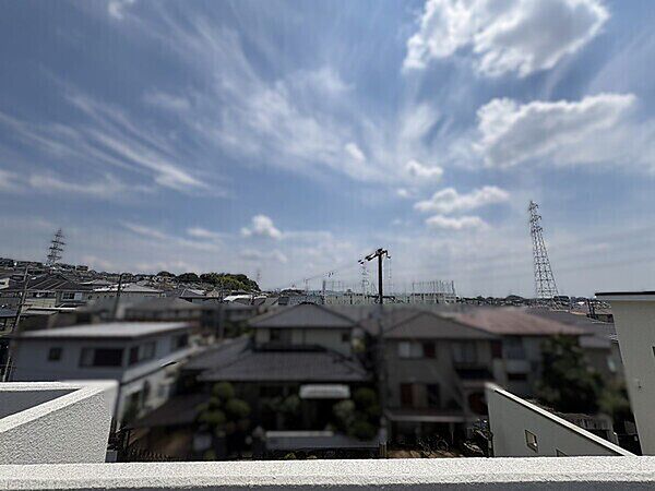 近くに高い建物が無く、開放感が感じられます。天気の良い日は気持ちの良い青空が楽しめそうです。【住戸からの眺望写真】