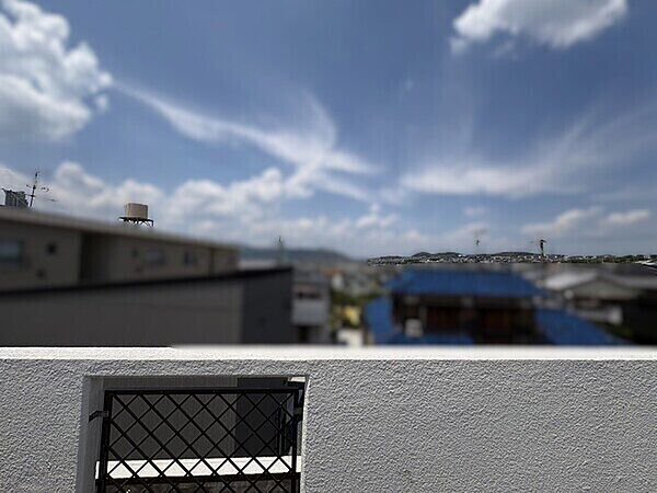 周辺は第一種低層住居専用地域内の、戸建て住宅が建ち並ぶ住宅街。穏やかな暮らしが叶いそうです。【住戸からの眺望写真】