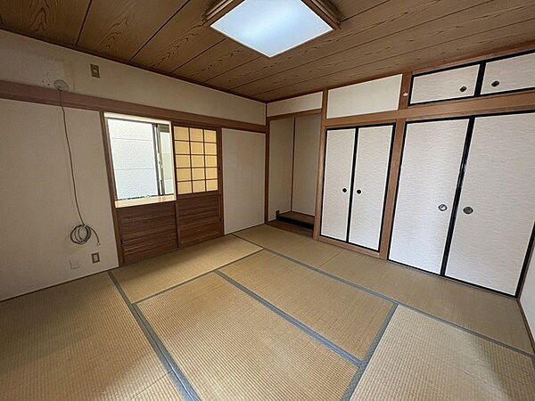 横になって寛いだり、客間として利用したりと多目的に活用できます。かさばる物も収納できる押入付き。【和室/約8帖】