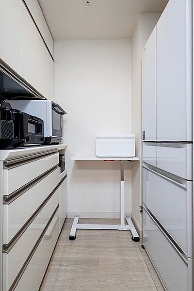 ※販売対象に家具・調度品は含まれません。キッチン奥には、冷蔵庫やカップボードを設置するスペースがあり、生活感を隠せます。