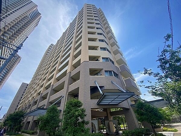 床暖房(LD)や食洗機、ディスポーザー、浴室乾燥機、ミストサウナなどの室内設備が充実しています。【現地外観】