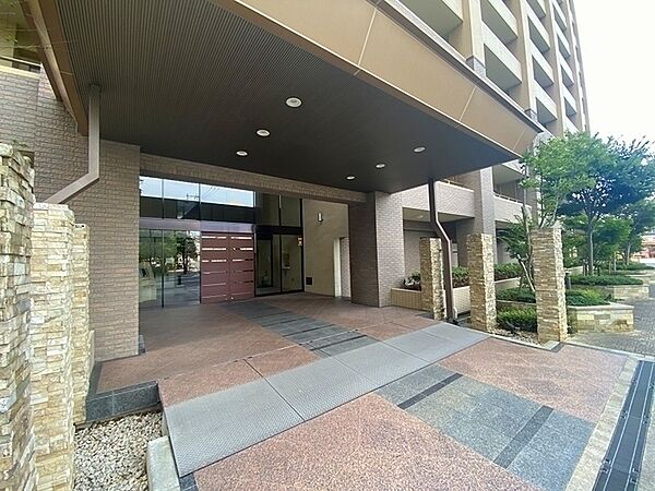 ゆったりとしたエントランス。マンションの前には歩道が整備され、お子様やペットとの外出も快適です。【エントランス】
