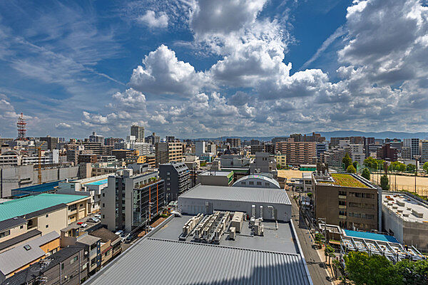 市街地が望める都会的な街並み。視界を遮る背の高い建物が隣接していないため、遠くまで景色を楽しめます。【住戸からの眺望写真】