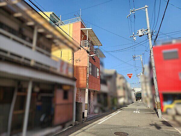 周辺にはすでに建物が建っているため、窓の位置や陽当り状況を考慮したプランニングが可能です。【前面道路含む現地写真】
