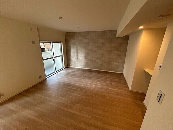 南向きバルコニ―に面したLDKは約18.2帖。ご家族との会話が弾む対面式キッチンが採用されています。【LDK】