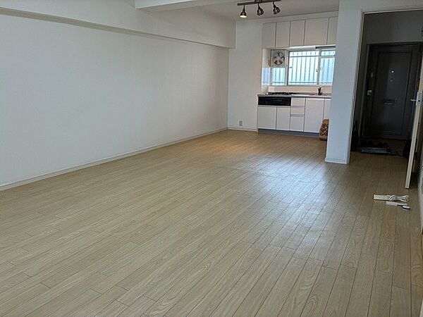 LDKは約17.5帖。壁付けキッチンが採用されており、デッドスペースが少ない広々とした空間です。【LDK/約17.5帖】