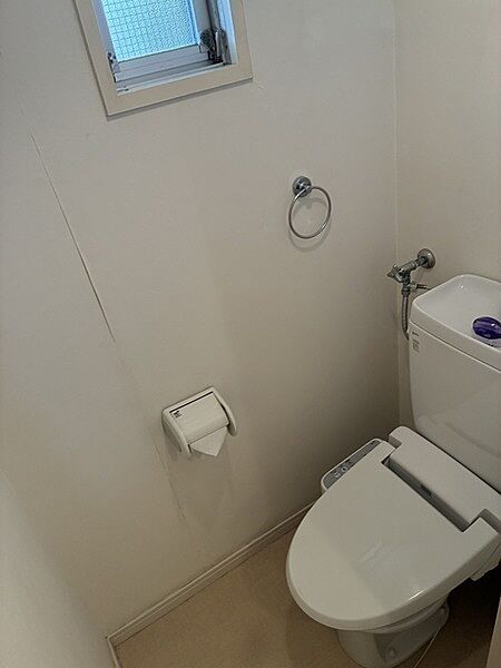 トイレは居室へ音が伝わりにくい位置に配置されています。小窓が配されており、自然換気が可能です。【トイレ】