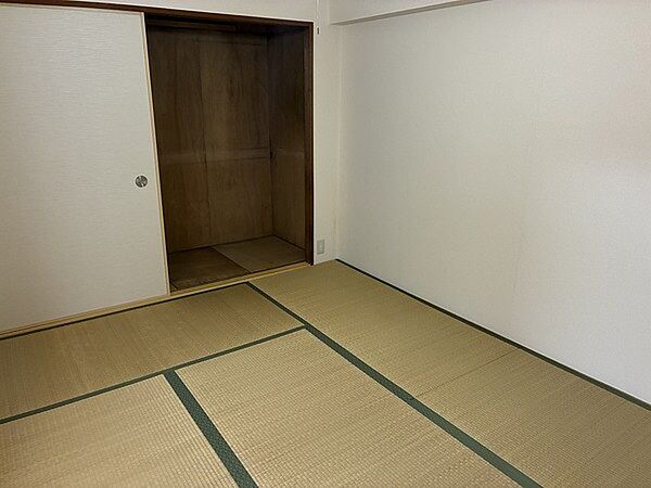約6帖の和室。収納力のある押入れが設けられており、布団や季節家電などかさばる物も収納できます。【和室/約6帖】
