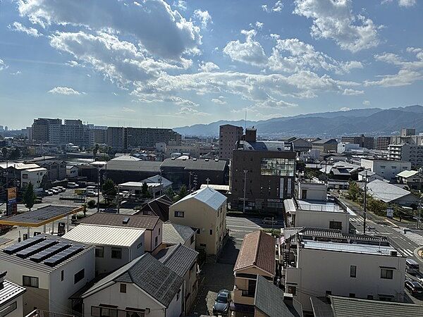 共用廊下からの眺望です。晴れた日には遠くの山並みまで一望する爽やかな眺望。日常に彩を添えてくれます。【共用廊下からの眺望/西側】
