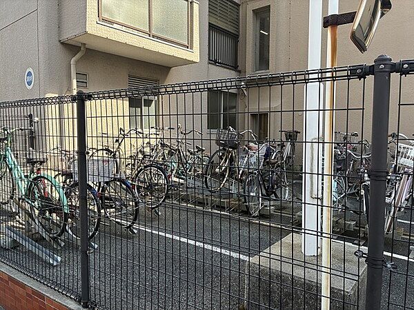 敷地内に駐輪場、バイク置き場が設けられています。空き状況や使用料等の詳細は、お問い合わせください。【駐輪場】