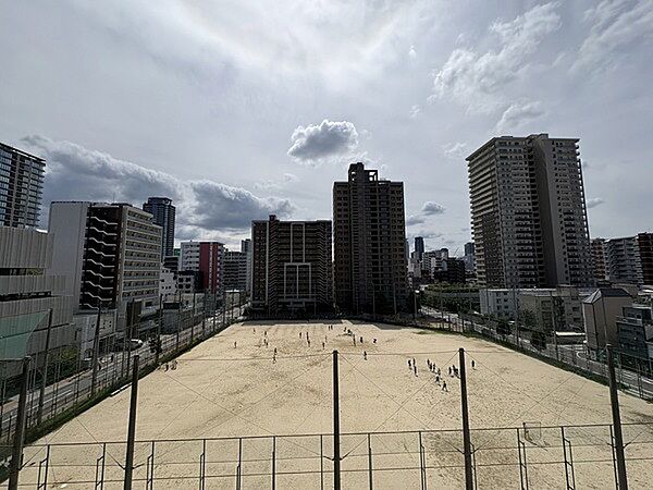 バルコニーのある南側前面は「与力町公園」です。開放感が感じられ、採光・通風を妨げられません。【住戸からの眺望】
