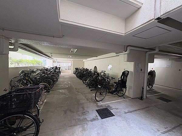 駐輪場の様子です。二段ラック式ではないため、重い自転車を持ち上げる必要が無く、負担なく利用できます。【駐輪場】