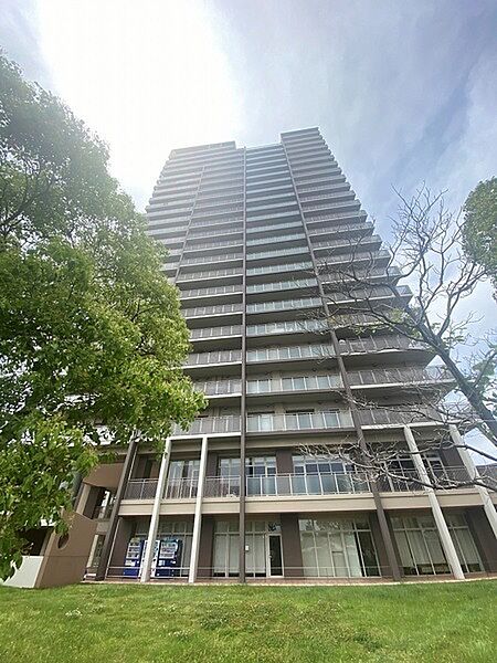 当該住戸は眺望良好な16階部分。南東向きワイドスパンにつき、採光・通風性にも恵まれています。【外観】