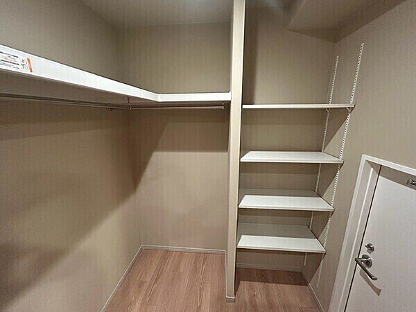 ハンガーパイプのほか棚板が備わり、帽子などの小物類も見やすく・取り出しやすく収納できます。【ウォークインクローゼット】