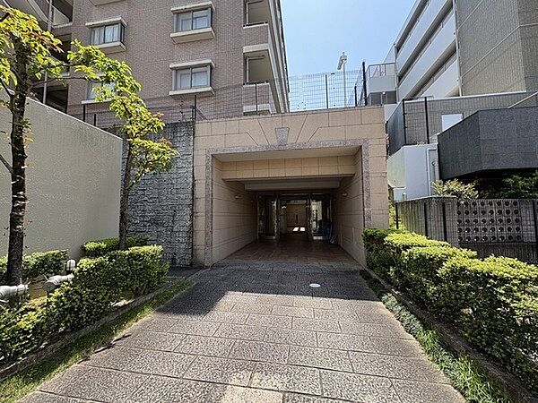 ご家族の帰宅やゲストの来訪を迎え入れるエントランスです。植栽が施されており、緑を感じられます。【エントランス】