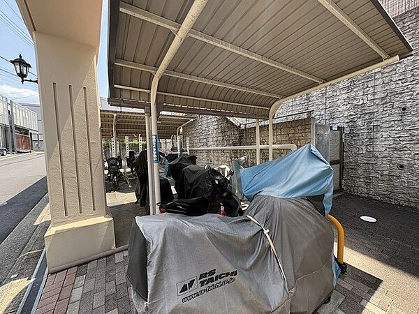 雨から自転車を守る屋根付きの駐輪場が設置されています。自転車を利用でき、行動範囲も広がりそうです。【駐輪場】