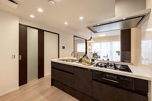 ※販売対象に家具・調度品は含まれません。後片付けをサポートする食器洗乾燥機が搭載された、ゆとりある広さのキッチンです。