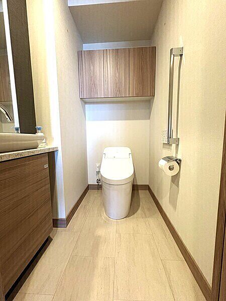 ※販売対象に家具・調度品は含まれません。温水洗浄便座付きのトイレ。来客時にも重宝する手洗いカウンターが設けられています。