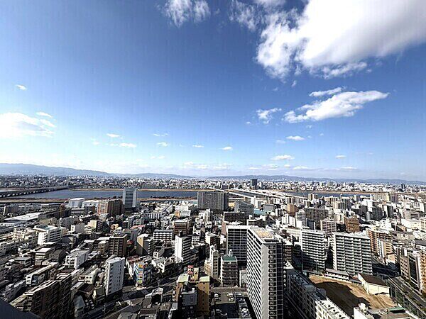 31階部分からの眺望です。マンションやビルが建ち並ぶ都会的な街並み。晴れた日には淀川が望めます。【住戸からの眺望写真】