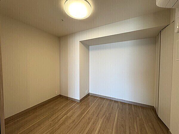※販売対象に家具・調度品は含まれません。LDに隣接した約5.3帖洋室。在宅ワークスペースや書斎・趣味部屋などにおすすめ。