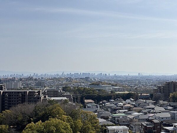 前面に遮る建物が無く、開放感のある眺望です。（2026年03月撮影）