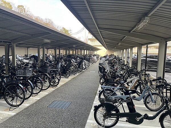 雨から自転車を守る屋根付きの駐輪場です。使用料や最新の空き状況につきましてはお問い合わせください。【駐輪場】