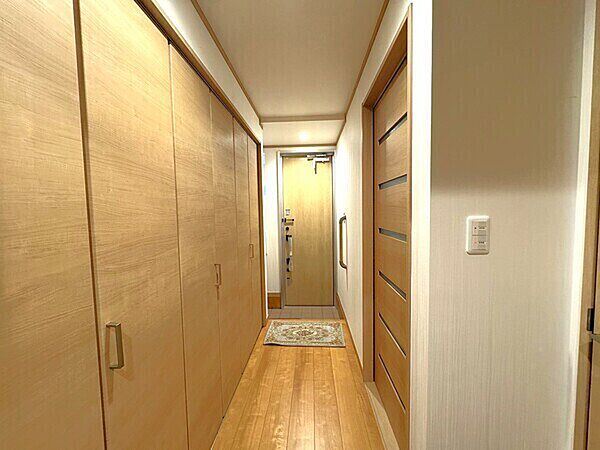 ※販売対象に家具・調度品は含まれません。玄関に繋がる廊下には、壁一面に収納が備わっています。豊富な収納も魅力の住まいです。