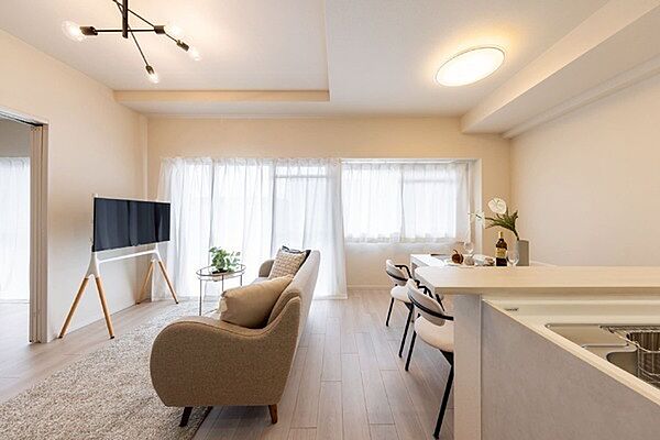 ※販売対象に家具・調度品は含まれません。シンプルな内装で、お好きな家具を合わせやすいです。南向きのため、陽当たり良好です。