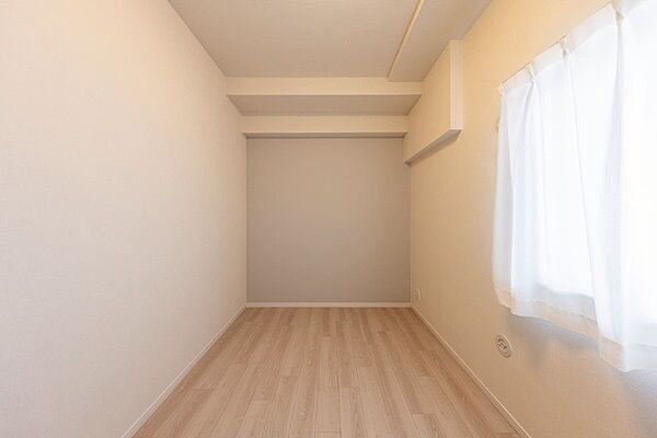 リビングから離れており、書斎や勉強部屋としても使えます。腰高窓が配され、家具の配置がしやすいです。【洋室/約5.2帖】