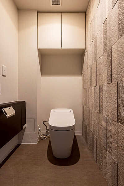 デザイン性のあるクロスが採用されたトイレ空間。年間を通して快適に使用できる温水洗浄便座付きです。【トイレ】