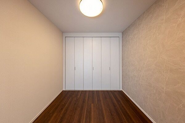 LDKに隣接した洋室です。お子様のプレイルームやお昼寝スペース・家事スペースにもおすすめです。【洋室約4.5帖】