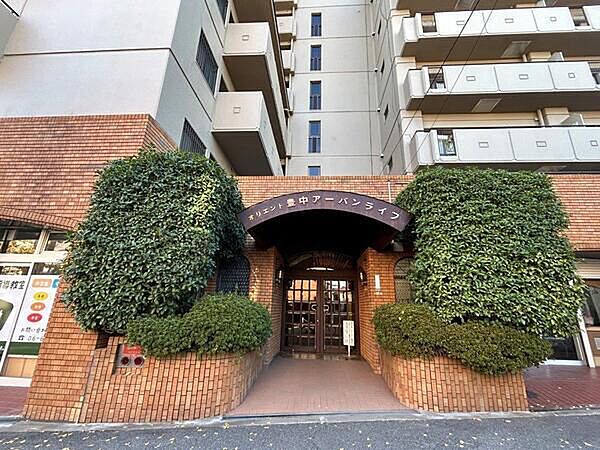 豊中市立桜井谷小学校まで約740m、豊中市立第十三中学校まで約510m。学校が徒歩圏内にございます。【エントランス】