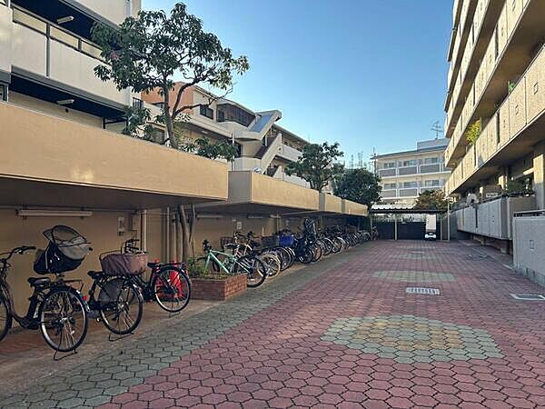 屋根付きの駐輪場とバイク置き場の様子です。共用部も整然と保たれており、管理状態の良さが伺えます。【駐輪場・バイク置き場】