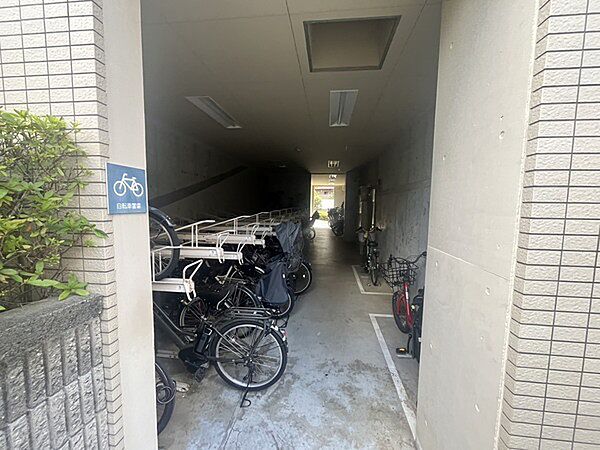 収容力が高い2段ラック式の駐輪場です。屋根があるため、雨によるサビ、劣化などを軽減できそうです。【駐輪場】