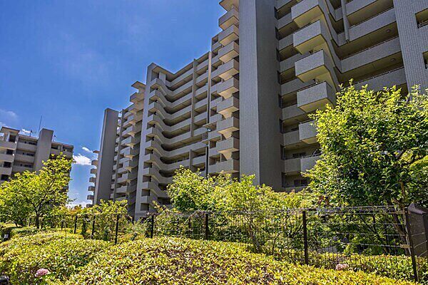 スーパーや公園、学校など暮らしを支える生活施設が充実しており、子育て世帯にも嬉しい住環境です。【現地外観】
