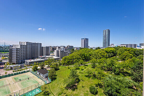 バルコニーからは開放感のある景色が広がります。周辺には公園や緑地があり、落ち着いた暮らしが叶います。【住戸からの眺望】