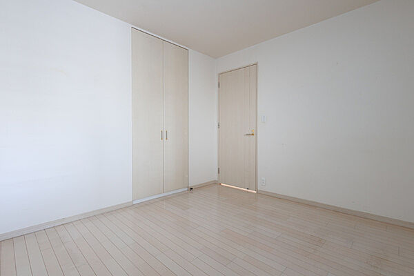 各洋室は振り分けタイプのお部屋につき、プライバシーを保ちながら落ち着いて過ごすことができそうです。【洋室約7帖】