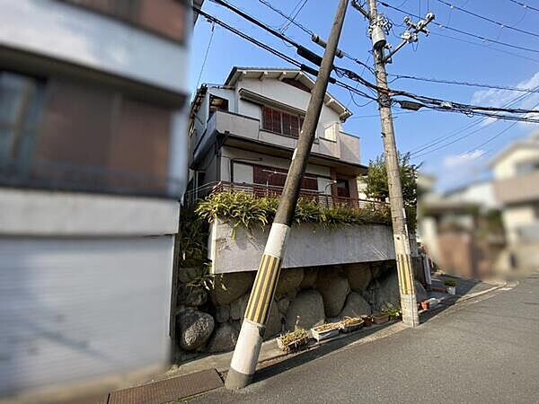 陽当り・通風の良い角地です。ご家族の希望を詰め込み、明るいLDKや庭などをご検討いただけます。【現地土地】