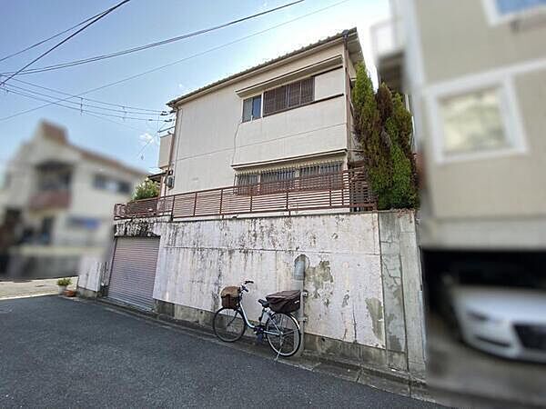 現況古家がございます。実際の陽当りなどをご確認いただき、間取りを参考にプランニングしていただけます。【現地土地】