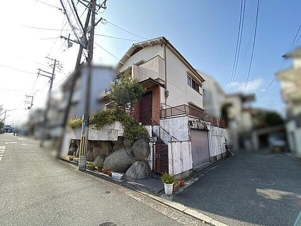 古家は前面道路より高い位置に建っています。通行人の視線が気になりにくく、ゆったり過ごせそうです。【現地土地】