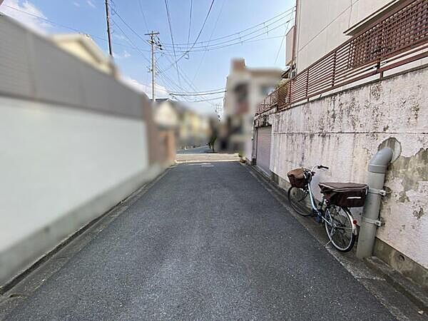 前面道路にはアスファルト舗装が施されています。お子様でも、自転車や徒歩でお出かけしやすい環境です。【前面道路含む現地】