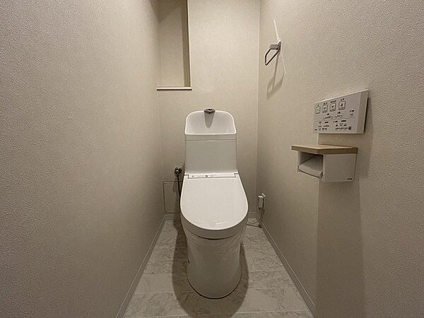 トイレは操作がしやすい壁リモコンタイプの温水洗浄便座付き。背面の棚にはディフューザーなどが置けます。【トイレ】