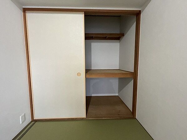 和室には押入れが備わっています。奥行きがあるため、布団などかさばる物も収納していただけます。【押入れ/和室約6帖】