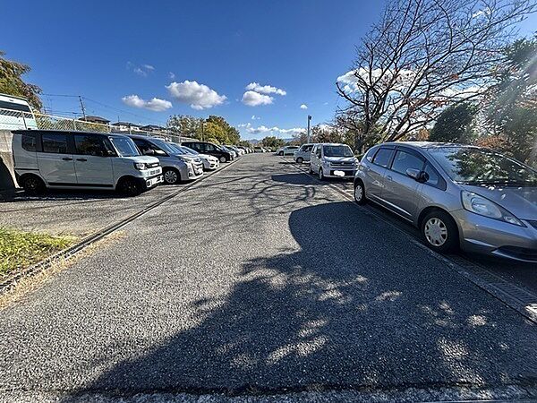 敷地内平面駐車場の様子です。最新の空き情報や金額などの詳細は、お気軽にお問い合わせください。【駐車場】