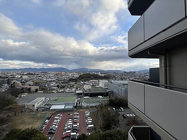 前面に高い建物が無く、陽当り・通風・眺望良好。晴れた日には広い青空や遠くの山並みまで見晴らせます。【住戸からの眺望】