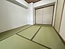 室内：約6帖の和室です。廊下からも直接出入り可能で、LDKの延長や個室としてフレキシブルに活用できます。【和室/約6帖】