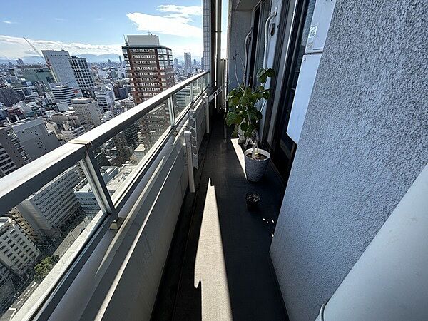 ※販売対象に家具・調度品は含まれません。3部屋に跨る東向きのバルコニーは、眺望良好です。物干し金物が付いています。