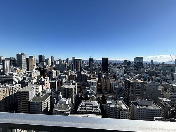 高層マンションやビルが建ち並ぶ都会的な街並み。生活利便施設が徒歩圏内の、暮らしに便利な住環境です。【住戸からの眺望】