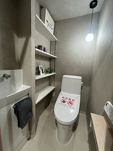 ※販売対象に家具・調度品は含まれません。温水洗浄便座付きのトイレ。来客時にも重宝する独立した手洗い器が設けられています。